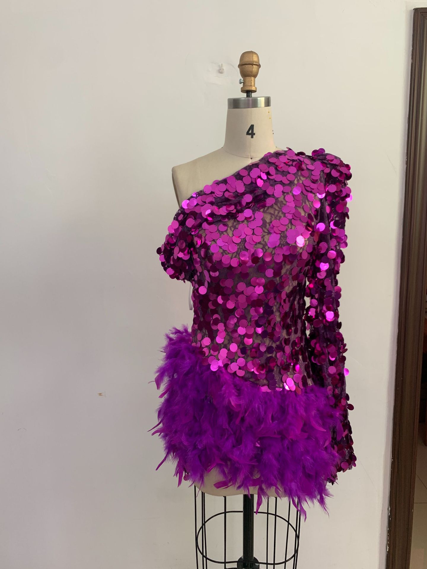 Purple Sequined Feather Skirt One-shoulder Sleeve Short Dress Luxury Party Stage Performance Dress - Sculptify™