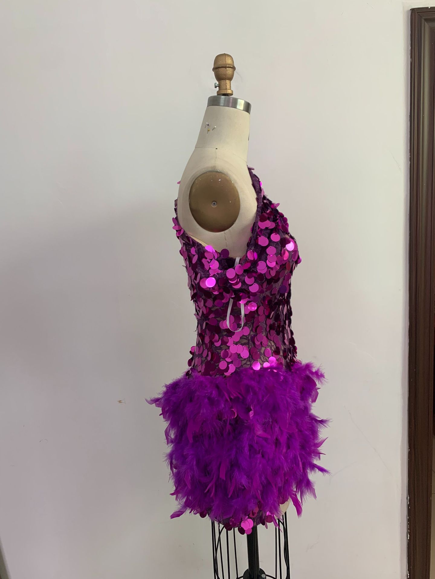 Purple Sequined Feather Skirt One-shoulder Sleeve Short Dress Luxury Party Stage Performance Dress - Sculptify™